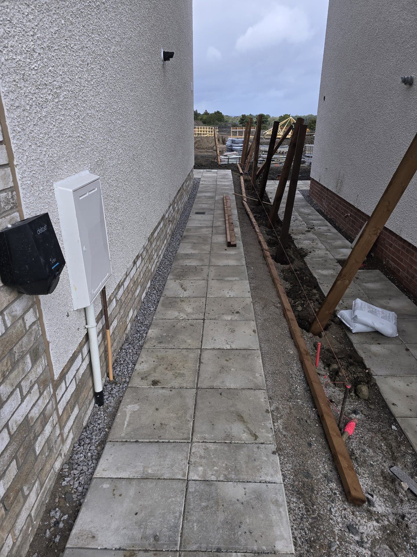 Timber posts being set between new houses in Winchburgh